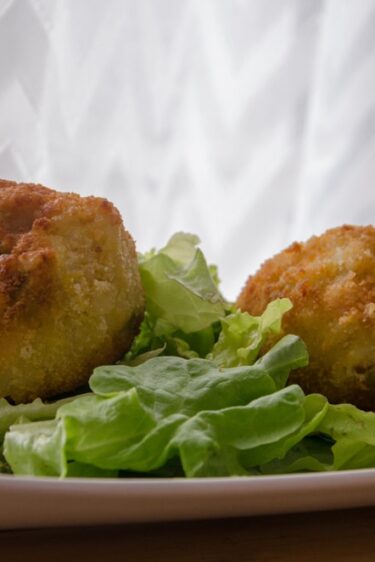 Arancinis au saumon fumé et petits pois