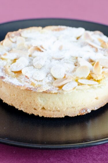 Gros gâteau pommes amandes