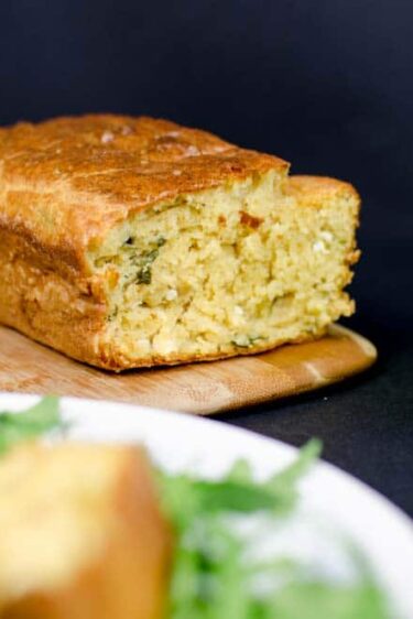 Cake au poulet, curry et chèvre frais