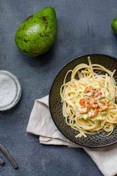 Linguine au pesto d'avocat et écrevisses