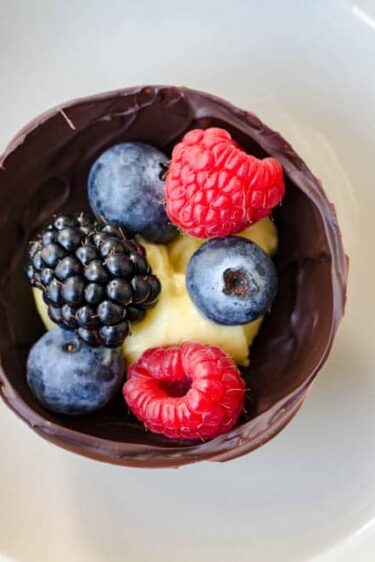 Sphères de chocolat aux fruits rouges et litchi