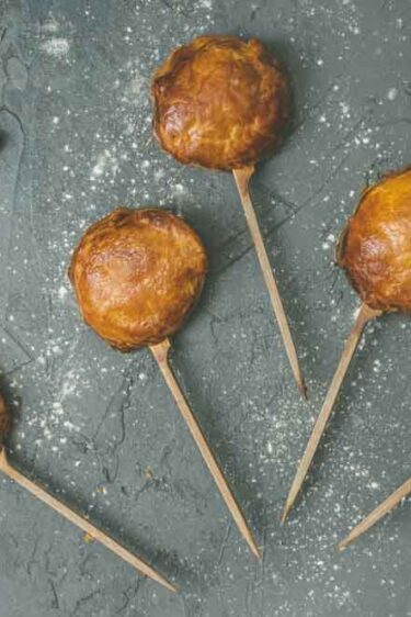 Mini galettes des rois avec 4 variantes (noisette, sésame noir, pistache et tonka)