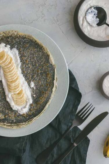 Crêpes au sésame noir et crème de noix de coco