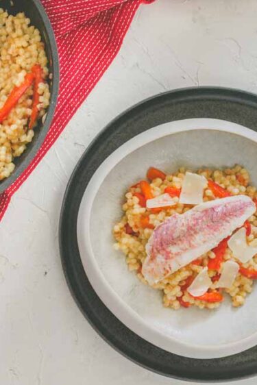 Risotto à la fregola, poivrons et filets de rouget avec Cristel