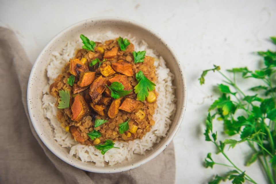 Dahl de lentilles corail à la patate douce et maïs - Les recettes de