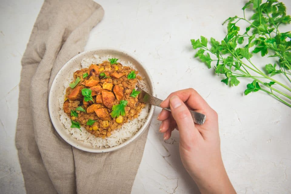 Dahl de lentilles corail à la patate douce et maïs - Les recettes de