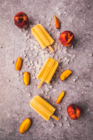 Je te propose une recette de glace à la pêche sous forme d'esquimaux. Ultra rapide et simple à faire, elle est aussi vegan.