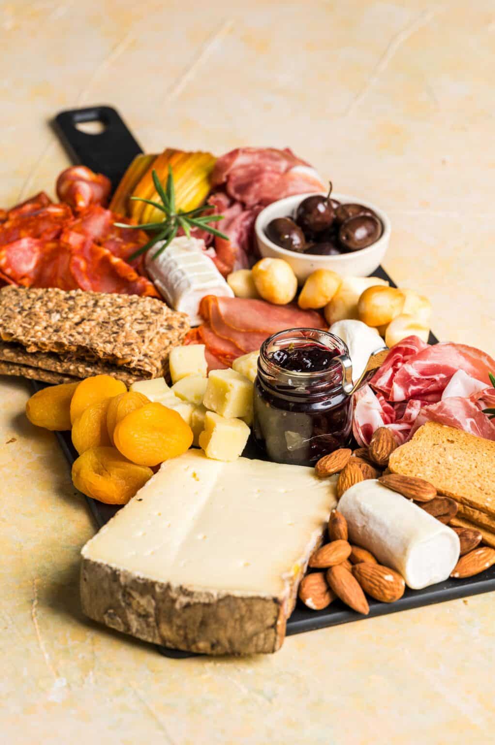 planche-de-charcuterie-et-fromages-pour-un-ap-ro-maison