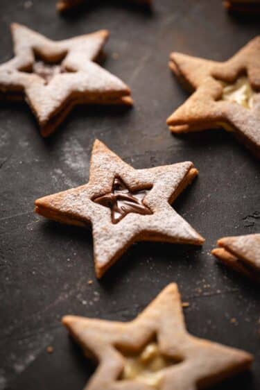 Biscuits sablés à la noisette fourrés à la pâte à tartiner