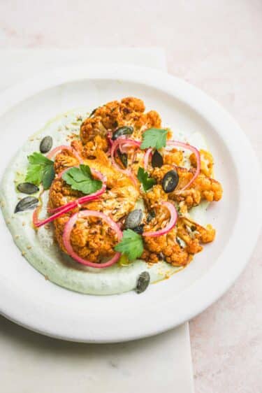 Parce que les légumes ne devraient pas être ennuyants, je vous propose cette recette ultra gourmande et savoureuse de chou-fleur rôti aux épices.