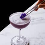 Gin sour à la violette : twist floral sur un classique