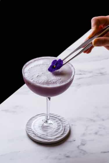 Gin sour à la violette : twist floral sur un classique