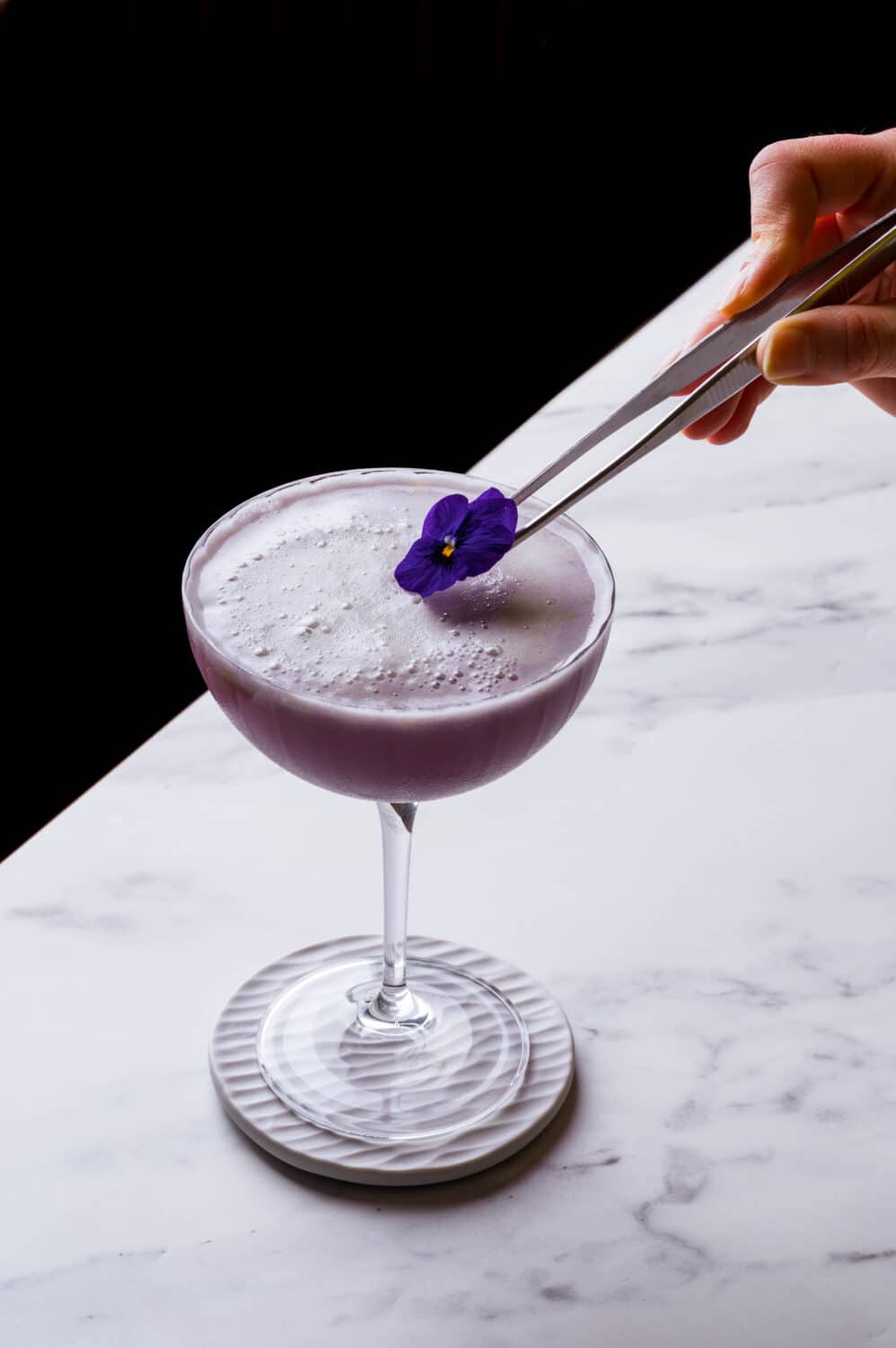 Le gin sour à la violette, entre fraîcheur et poésie