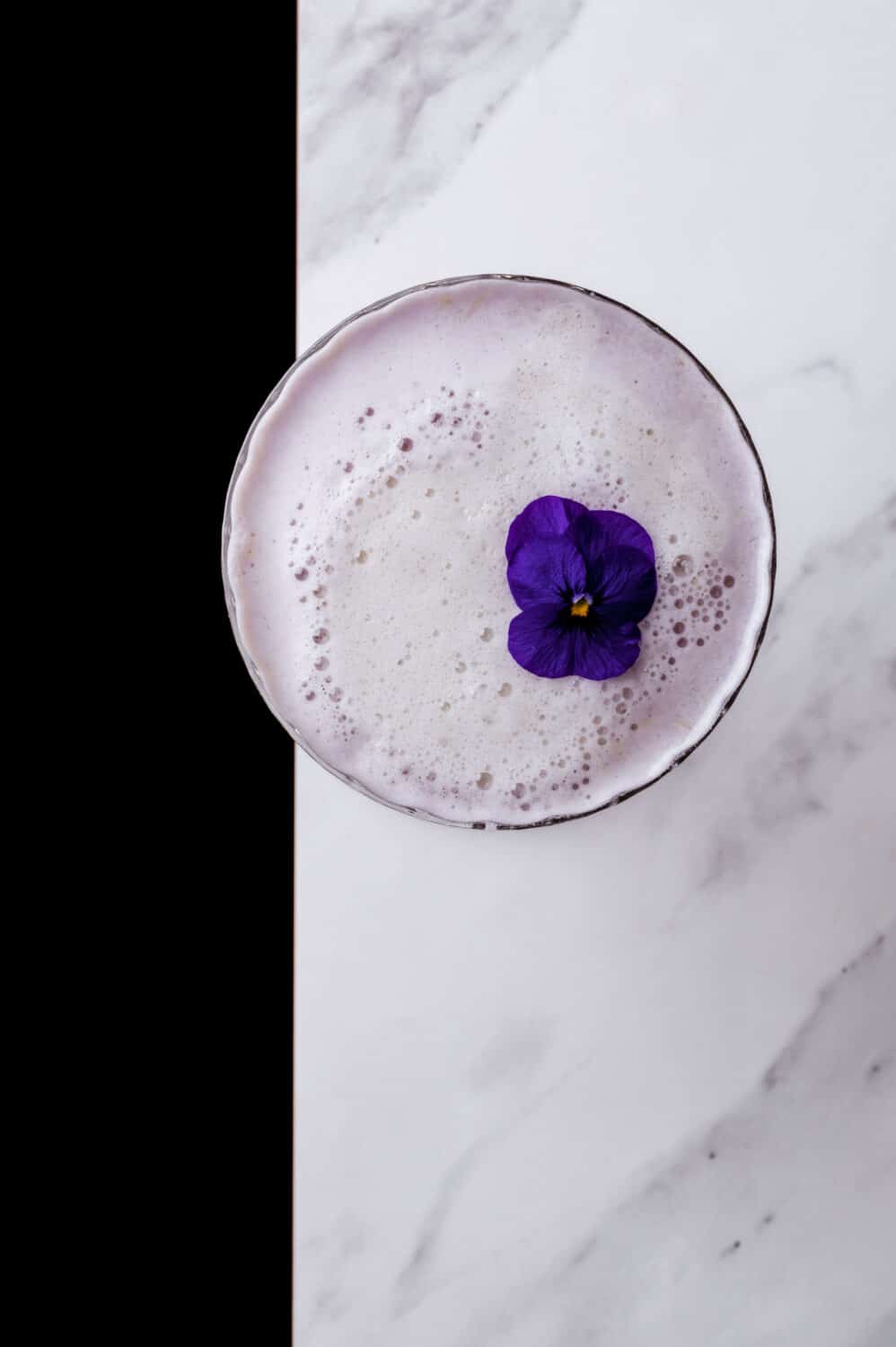 Gin sour à la violette : twist floral sur un classique