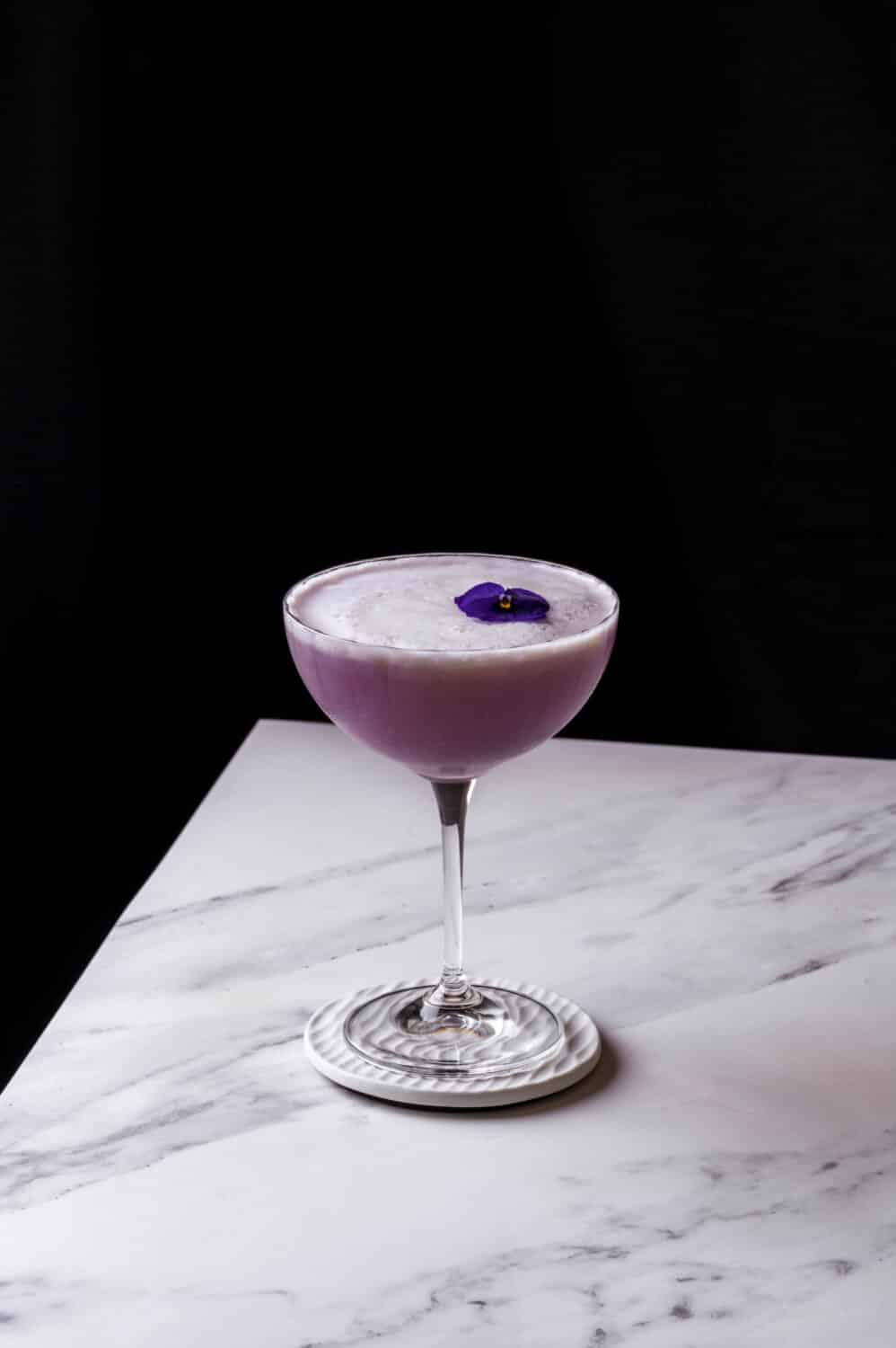 Gin sour à la violette : twist floral sur un classique