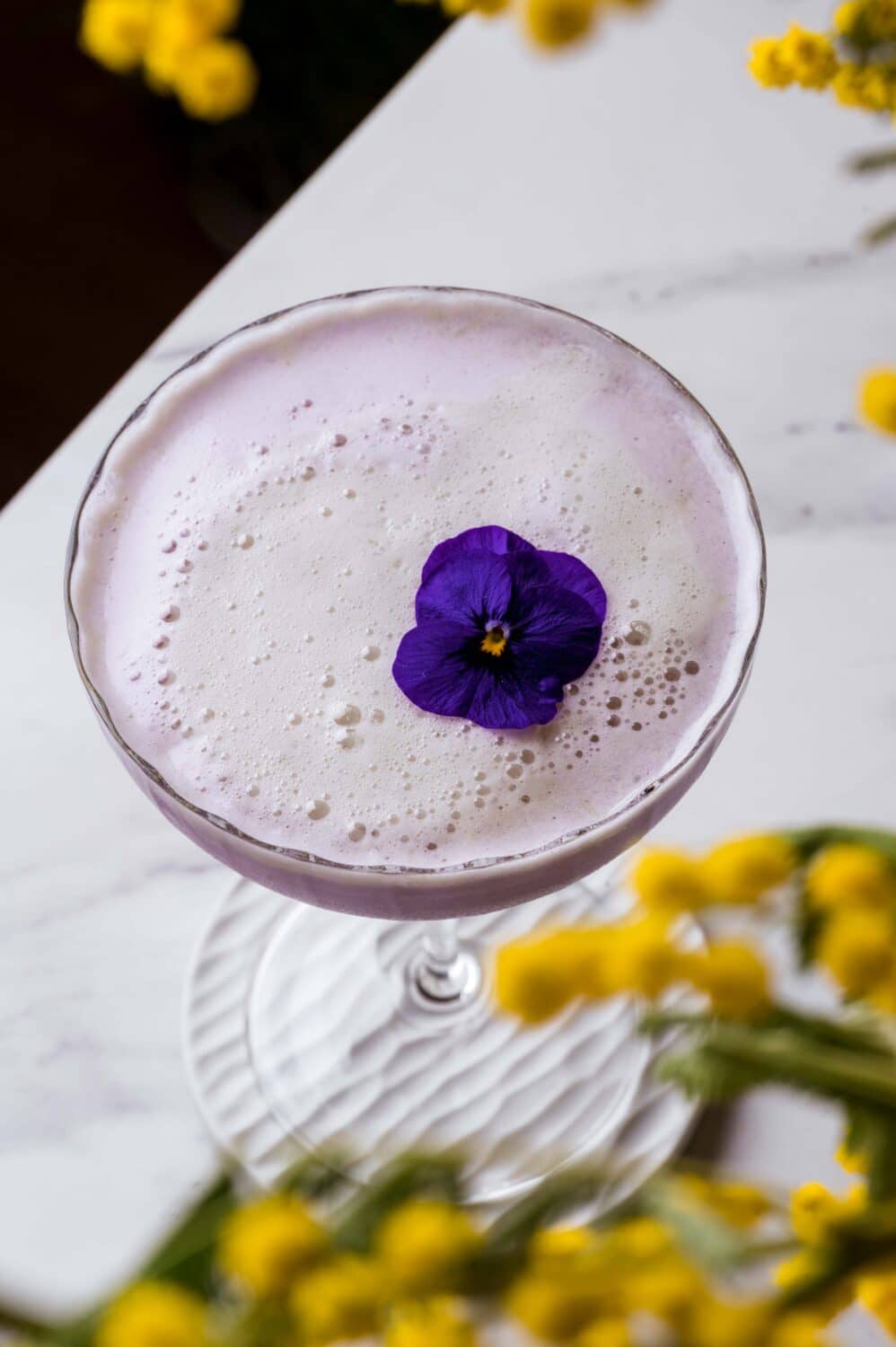 Recette du gin sour à la violette, chic et surprenant