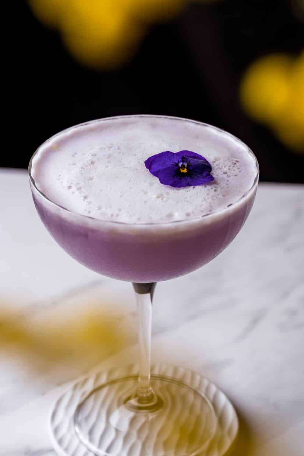 Recette du gin sour à la violette, chic et surprenant