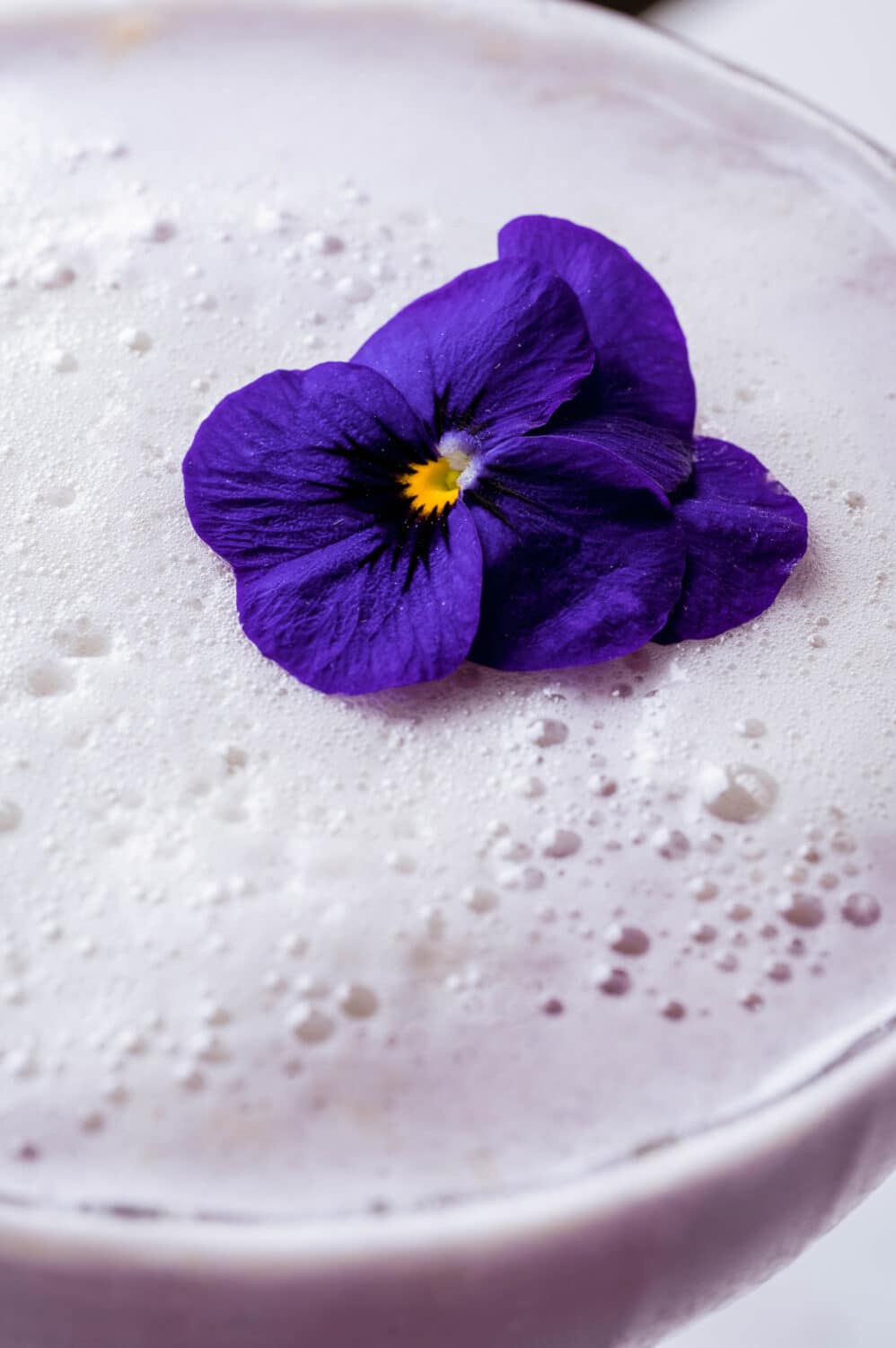 Ce gin sour à la violette va surprendre vos invités