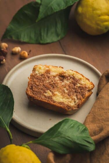 Une recette gourmande et moelleuse de marbré à la noisette et au citron