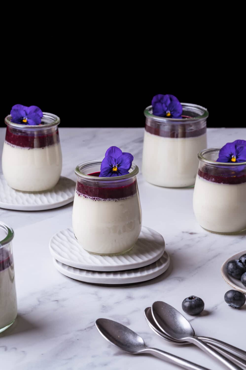 Panna cotta à la myrtille : une alliance subtile entre crème onctueuse et acidité fruitée pour un dessert aussi beau que délicieux.