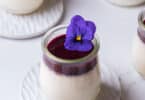 Panna cotta à la myrtille : une alliance subtile entre crème onctueuse et acidité fruitée pour un dessert aussi beau que délicieux.