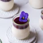 Panna cotta à la myrtille : une alliance subtile entre crème onctueuse et acidité fruitée pour un dessert aussi beau que délicieux.