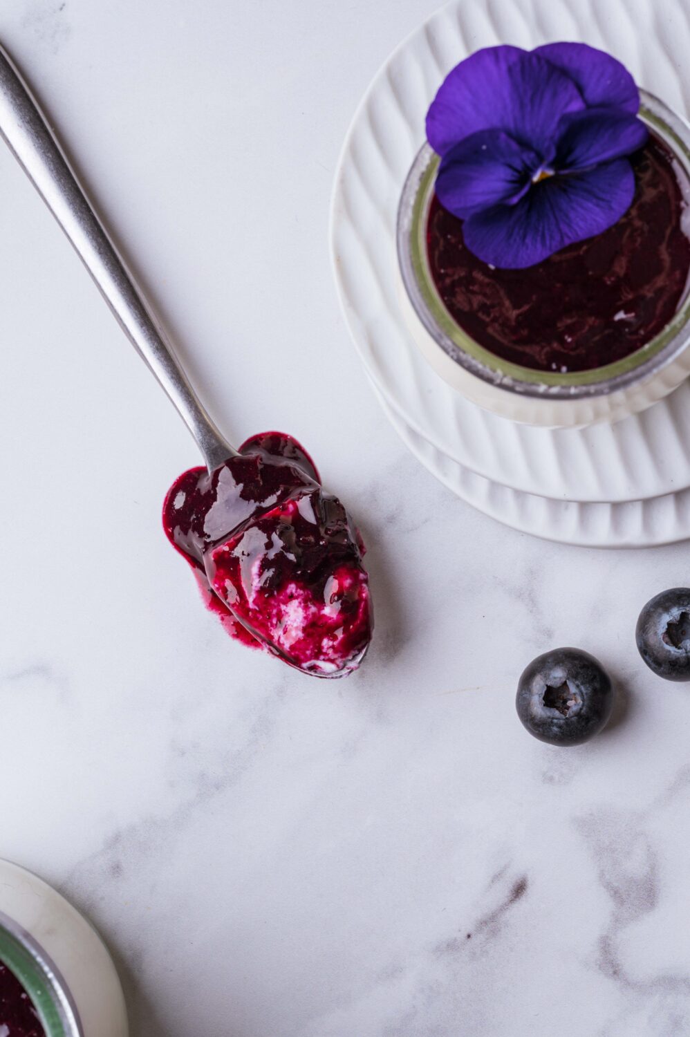 Panna cotta à la myrtille onctueuse et facile à réaliser. Une recette élégante avec coulis maison, parfaite pour un dessert frais et raffiné.
