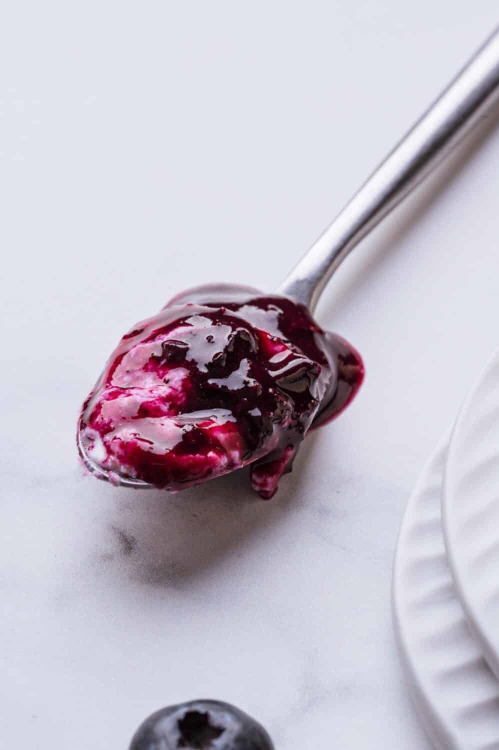 Panna cotta à la myrtille onctueuse et facile à réaliser. Une recette élégante avec coulis maison, parfaite pour un dessert frais et raffiné.