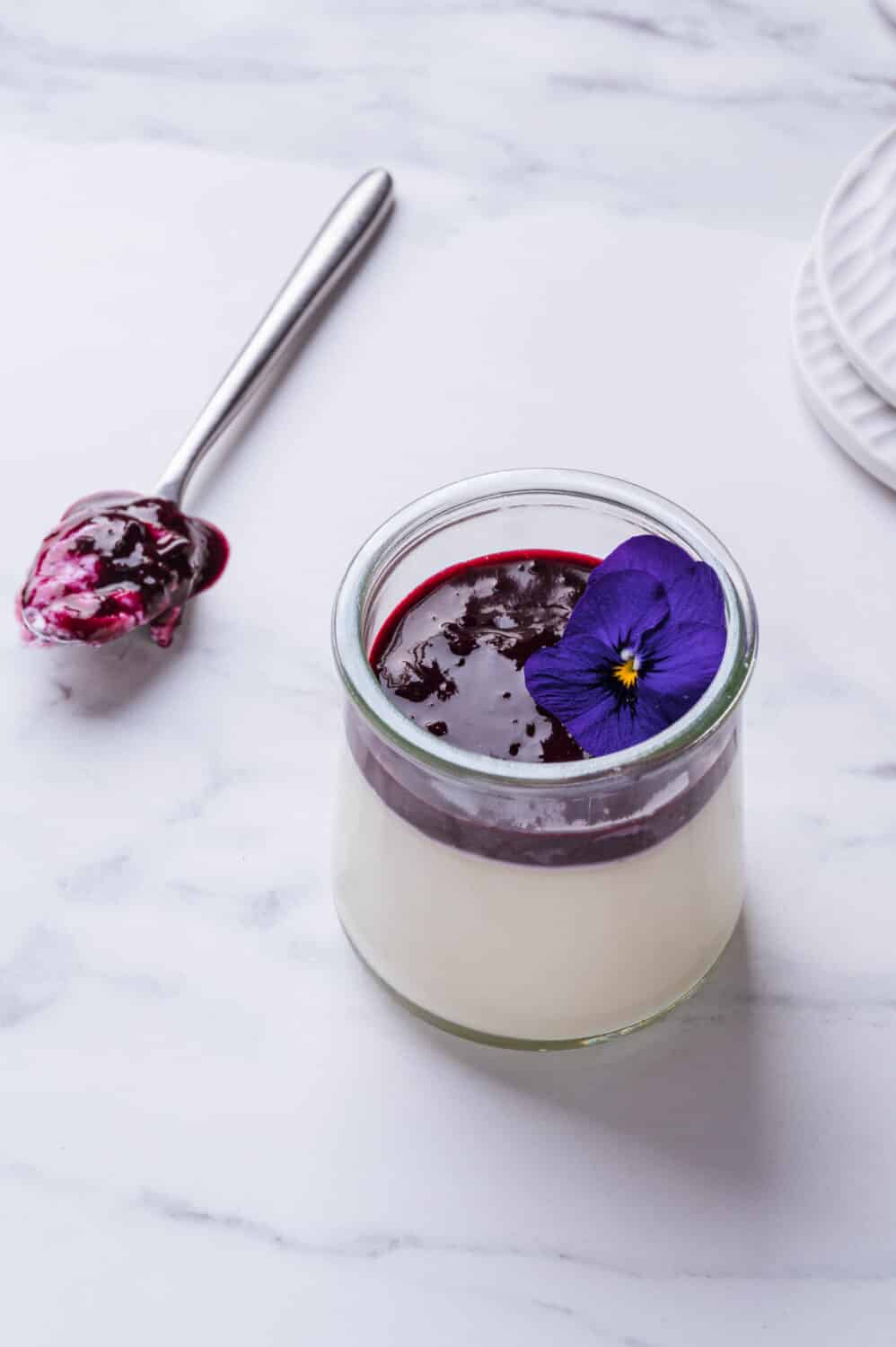Panna cotta à la myrtille onctueuse et facile à réaliser. Une recette élégante avec coulis maison, parfaite pour un dessert frais et raffiné.