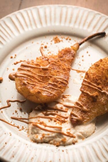 Poires rôties aux spéculoos : le dessert d’automne réconfortant, croustillant et ultra simple à préparer. Une recette rapide et gourmande.