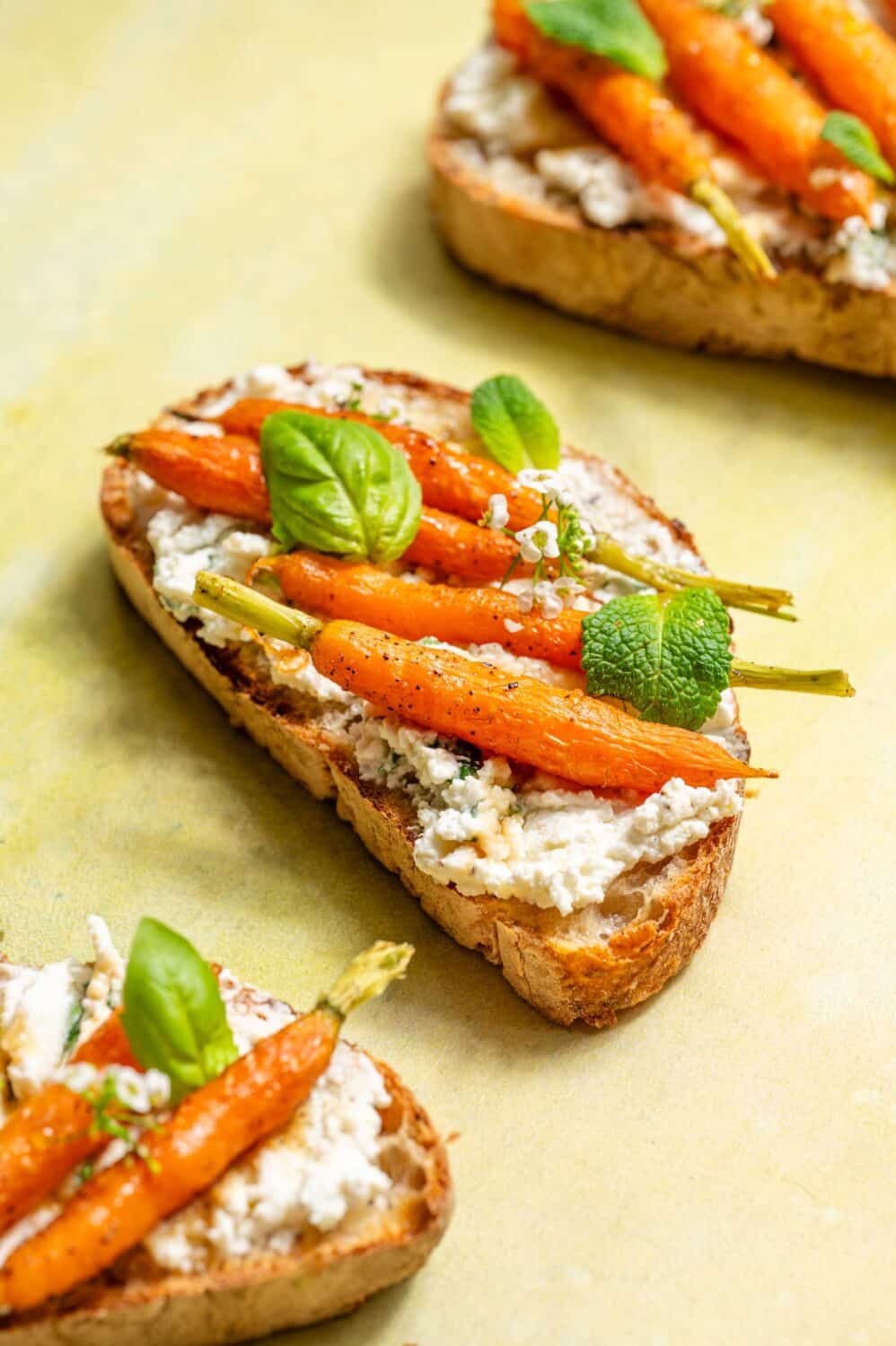 Tartines aux baby carottes rôties : une idée apéro végétarienne facile, colorée et gourmande, parfaite pour un buffet ou un apéritif dinatoire.