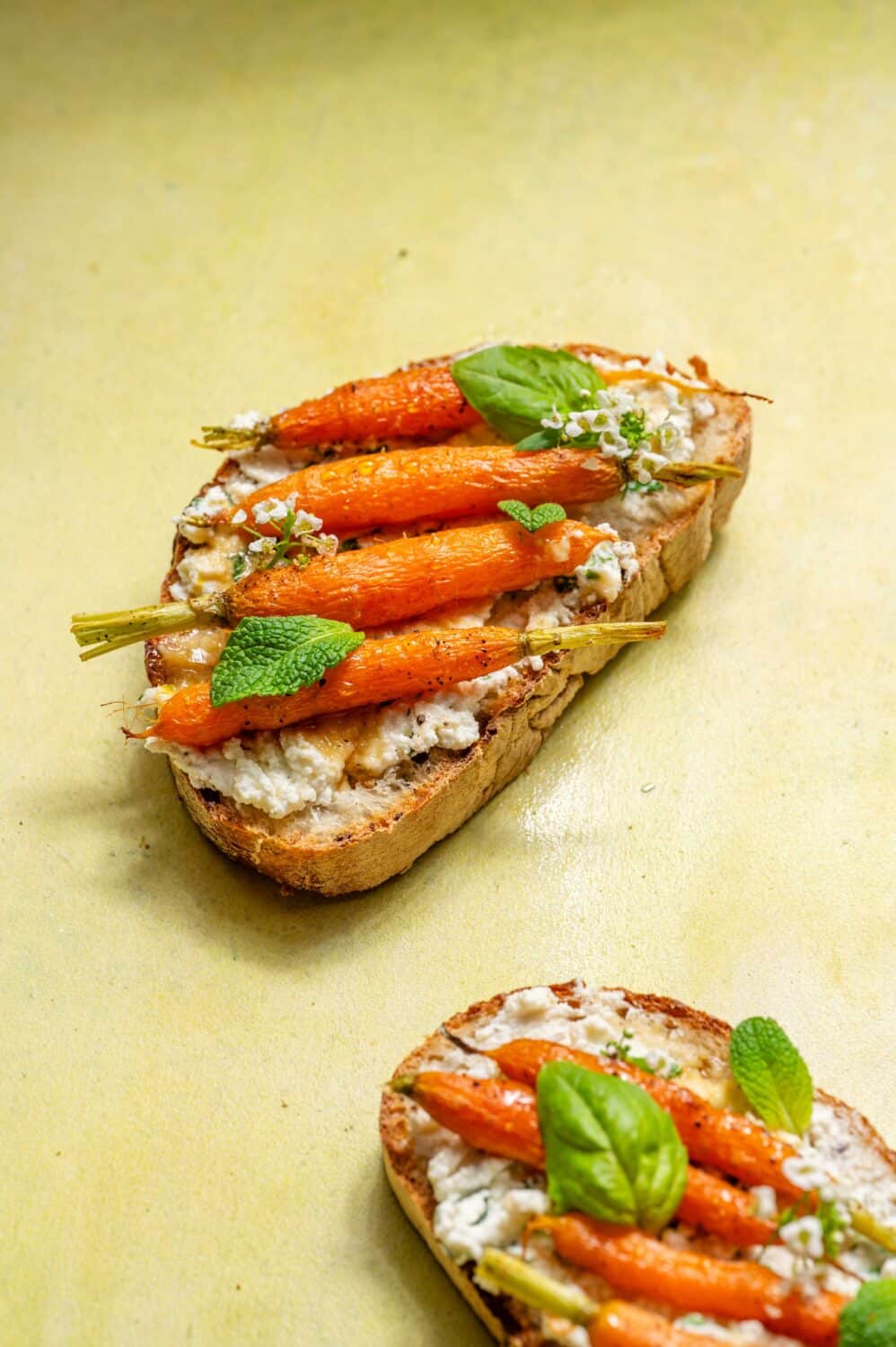 Tartines aux baby carottes rôties : une idée apéro végétarienne facile, colorée et gourmande, parfaite pour un buffet ou un apéritif dinatoire.