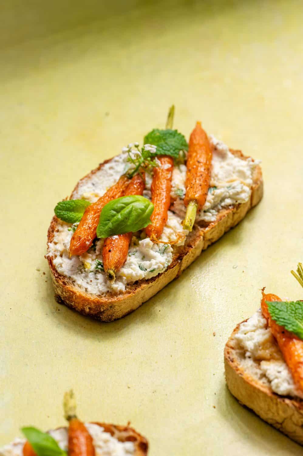 Tartines aux baby carottes rôties : une idée apéro végétarienne facile, colorée et gourmande, parfaite pour un buffet ou un apéritif dinatoire.