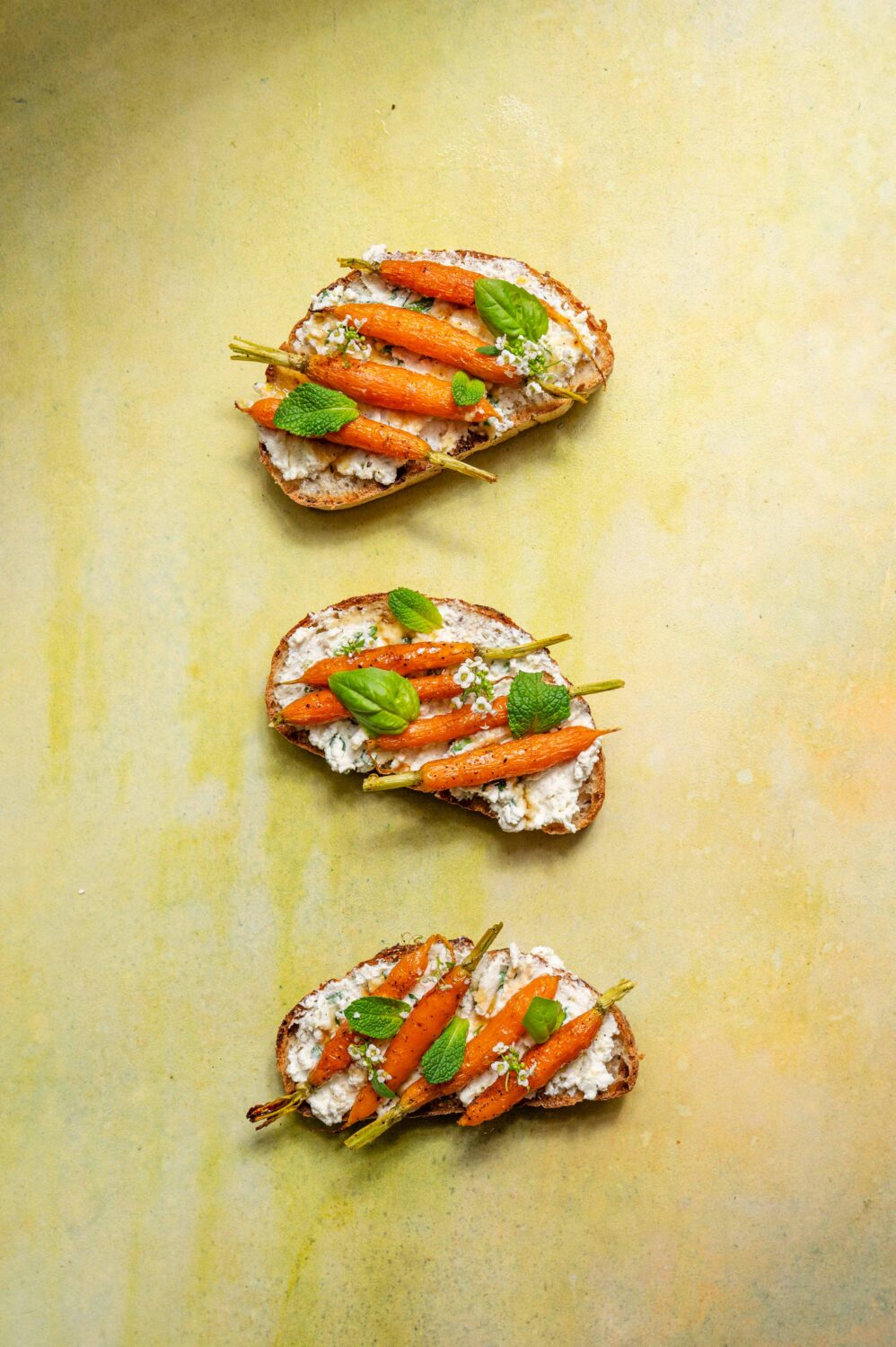 Tartines aux baby carottes rôties : une idée apéro végétarienne facile, colorée et gourmande, parfaite pour un buffet ou un apéritif dinatoire.