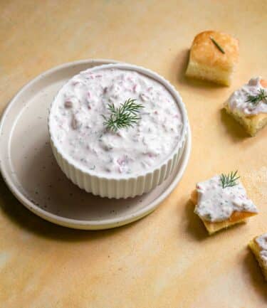 Tzatziki de radis frais et croquant : une alternative originale au tzatziki classique, parfait pour l’apéro ou accompagner vos plats d’été.
