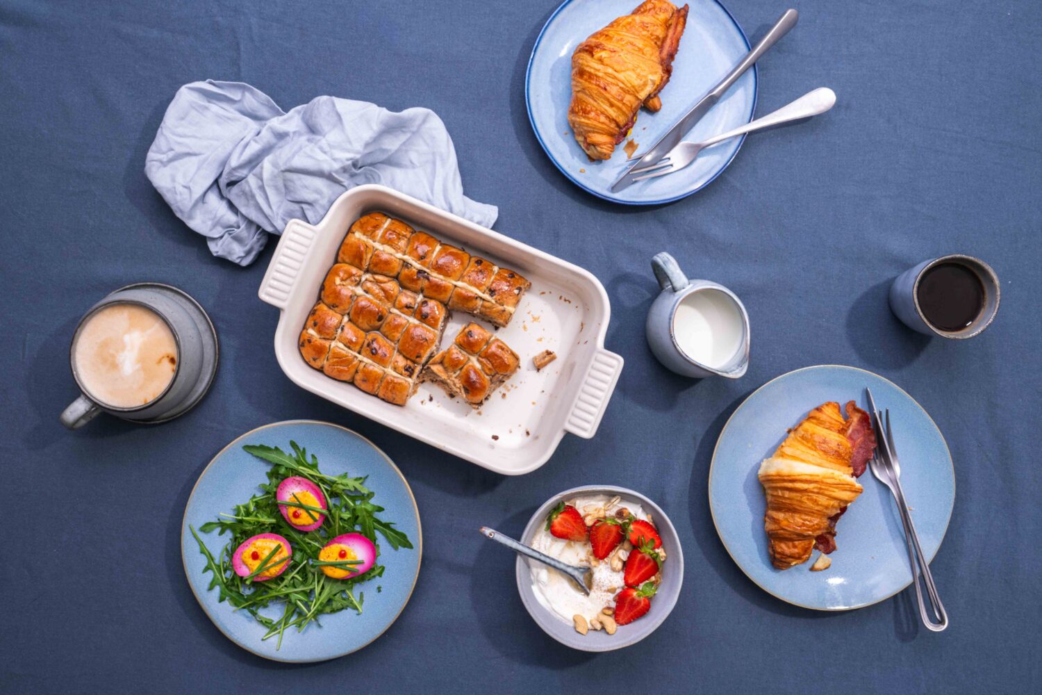3 idées de brunch de Pâques maison : recettes sucrées et salées faciles à préparer pour un moment convivial en famille.