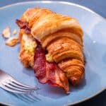 3 idées de brunch de Pâques maison : recettes sucrées et salées faciles à préparer pour un moment convivial en famille.