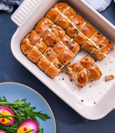 3 idées de brunch de Pâques maison : recettes sucrées et salées faciles à préparer pour un moment convivial en famille.