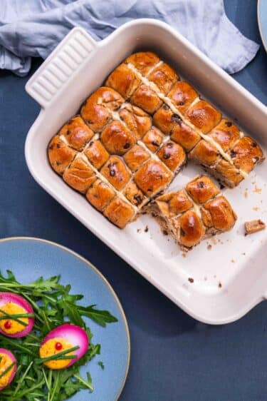 3 idées de brunch de Pâques maison : recettes sucrées et salées faciles à préparer pour un moment convivial en famille.