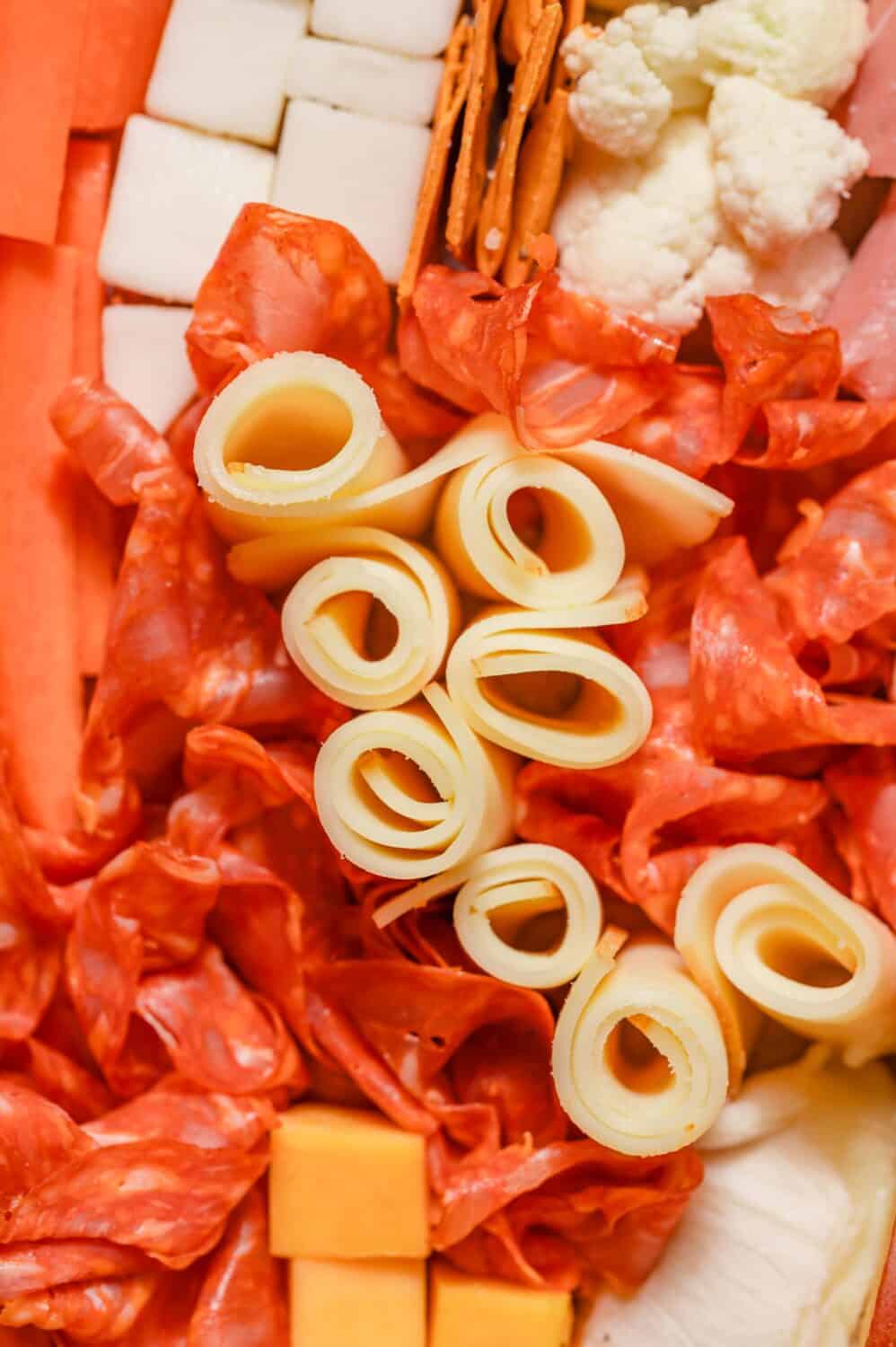 Plateau apéritif Roland Garros avec charcuterie, fromages et légumes pour passer un bon moment devant le tennis.