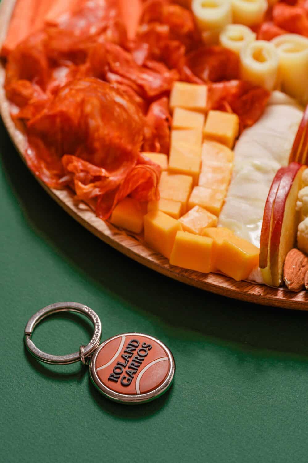Plateau apéritif Roland Garros avec charcuterie, fromages et légumes pour passer un bon moment devant le tennis.
