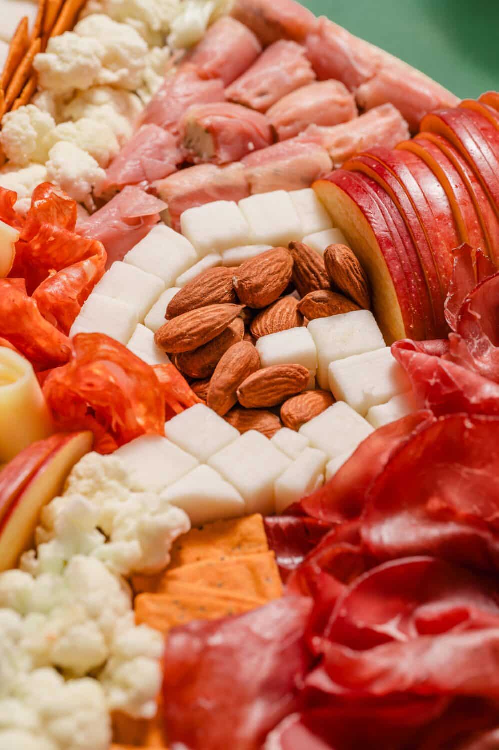 Plateau apéritif Roland Garros avec charcuterie, fromages et légumes pour passer un bon moment devant le tennis.