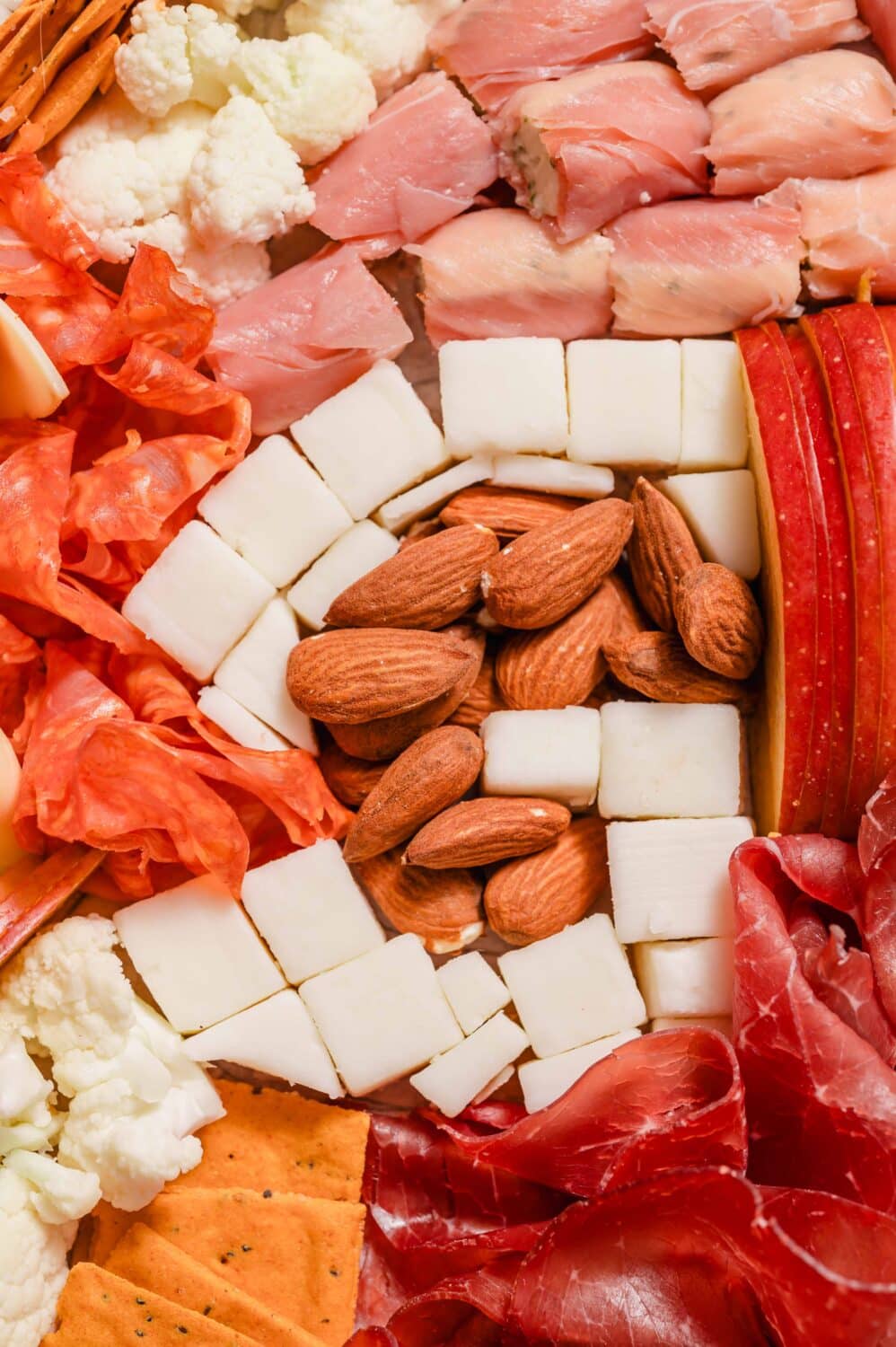 Plateau apéritif Roland Garros avec charcuterie, fromages et légumes pour passer un bon moment devant le tennis.