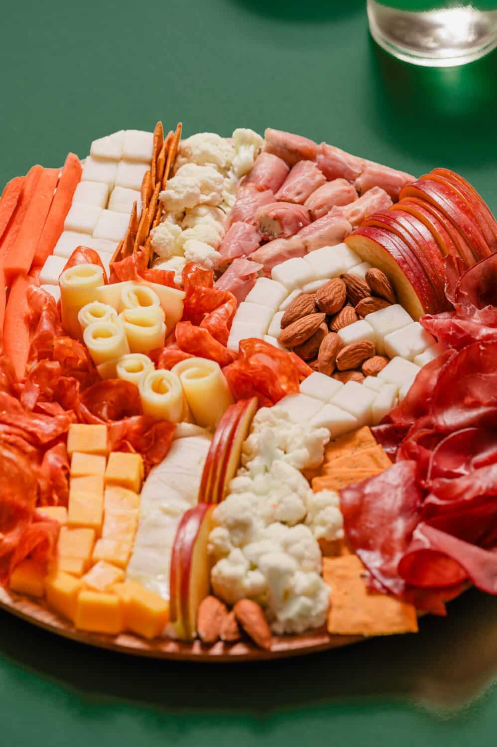 Plateau apéritif Roland Garros avec charcuterie, fromages et légumes pour passer un bon moment devant le tennis.