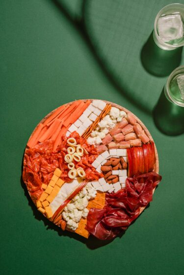 Plateau apéritif Roland Garros avec charcuterie, fromages et légumes pour passer un bon moment devant le tennis.