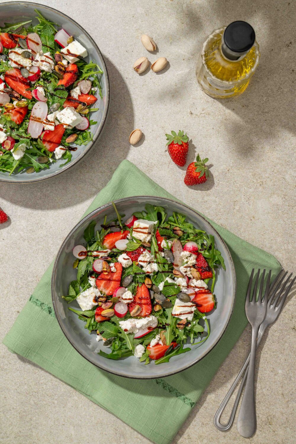 Salade roquette, fraises et feta : une recette fraîche, rapide et facile, avec radis, menthe et pistaches pour un mélange gourmand et croquant.