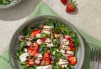 Salade roquette, fraises et feta : une recette fraîche, rapide et facile, avec radis, menthe et pistaches pour un mélange gourmand et croquant.
