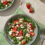 Salade roquette, fraises et feta : une recette fraîche, rapide et facile, avec radis, menthe et pistaches pour un mélange gourmand et croquant.