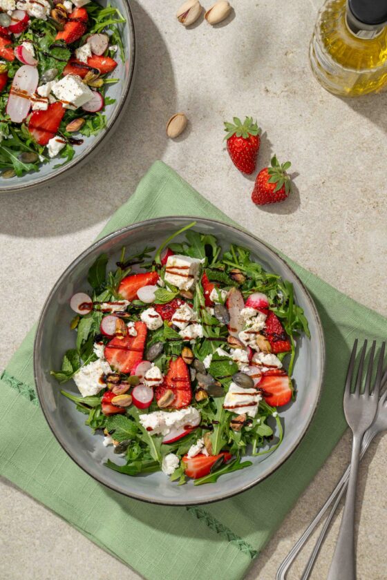 Salade roquette, fraises et feta : recette fraîche et facile