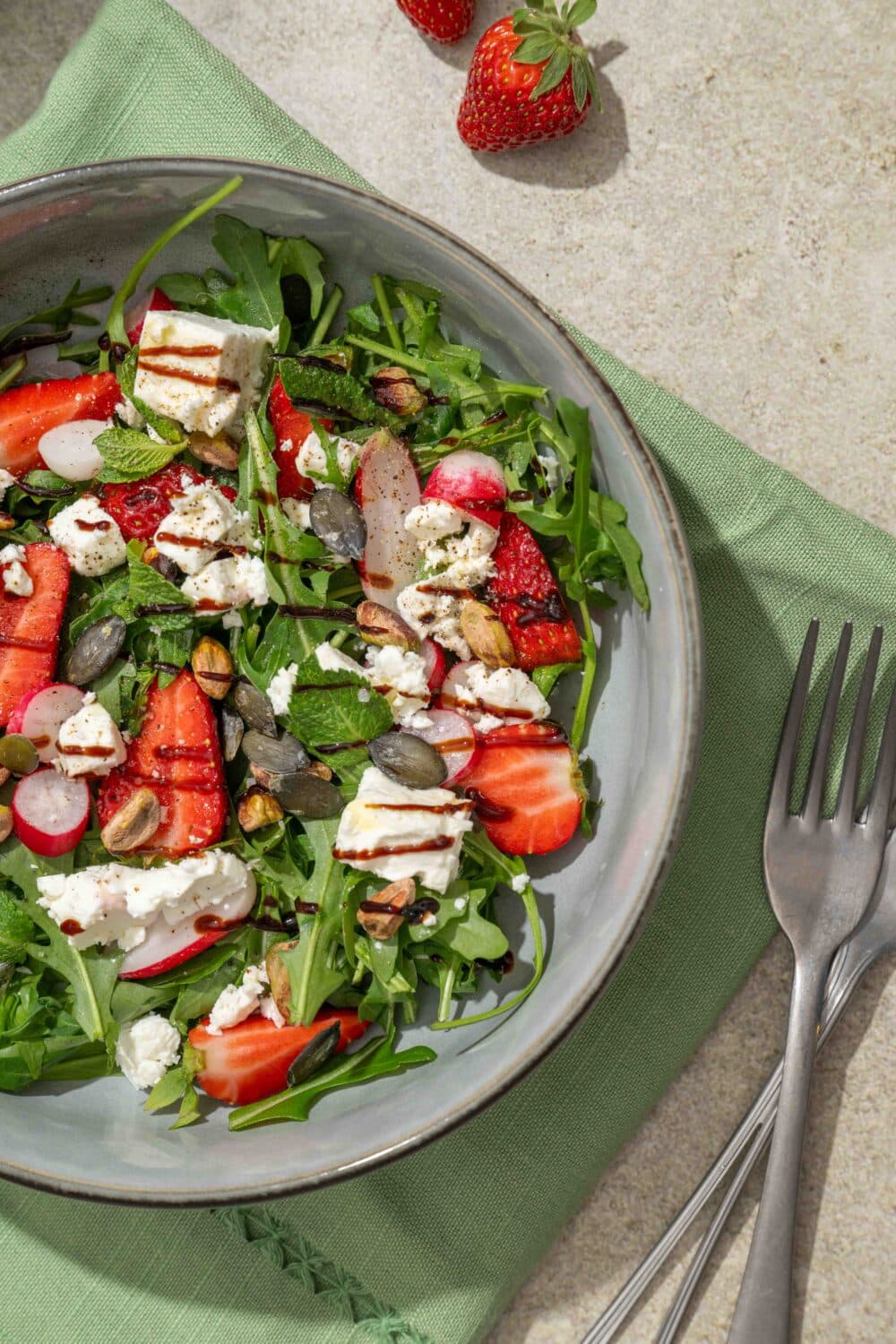 Salade roquette, fraises et feta : une recette fraîche, rapide et facile, avec radis, menthe et pistaches pour un mélange gourmand et croquant.